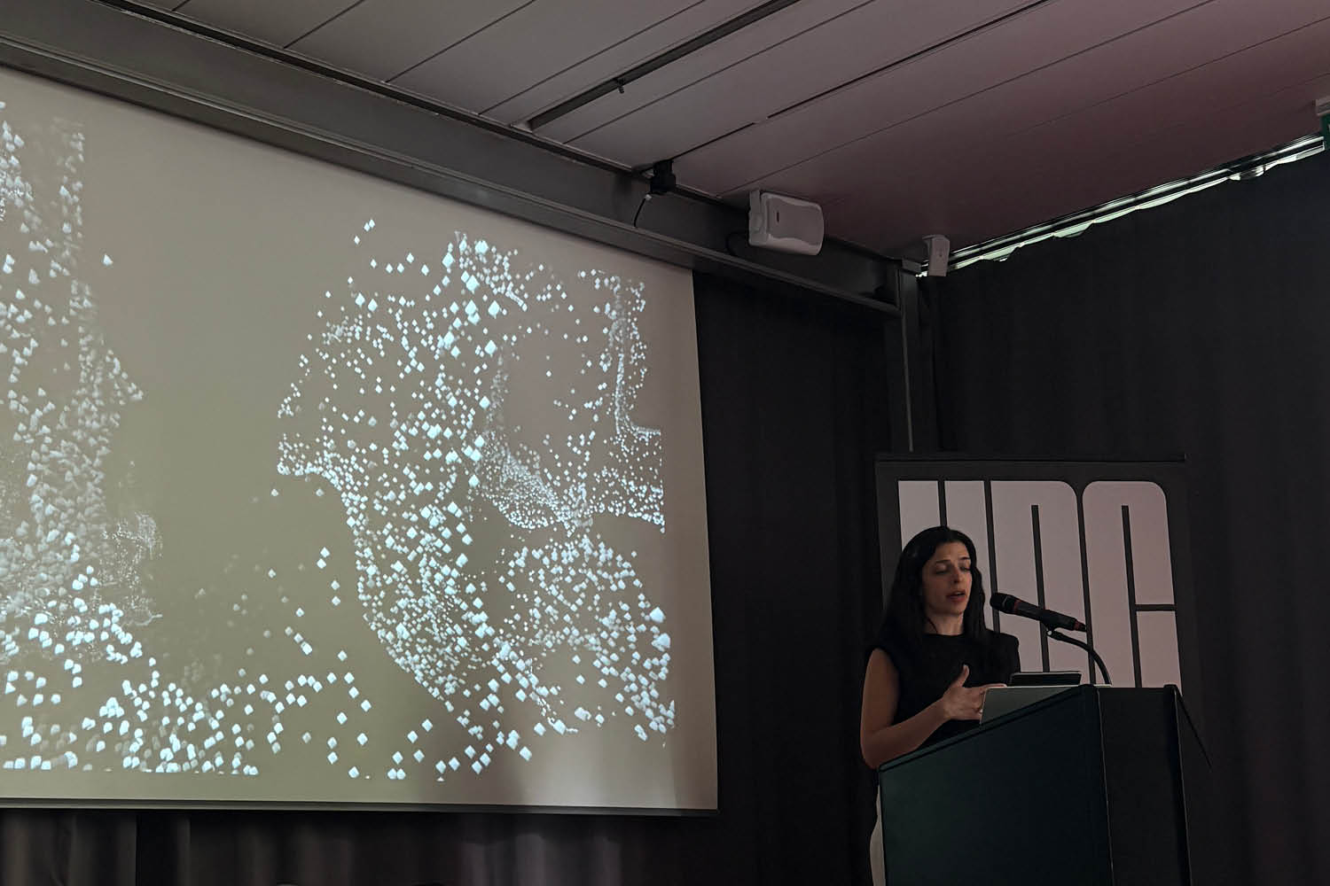 Künstler*innengespräch mit Ala Roushan & Charles Stankievech