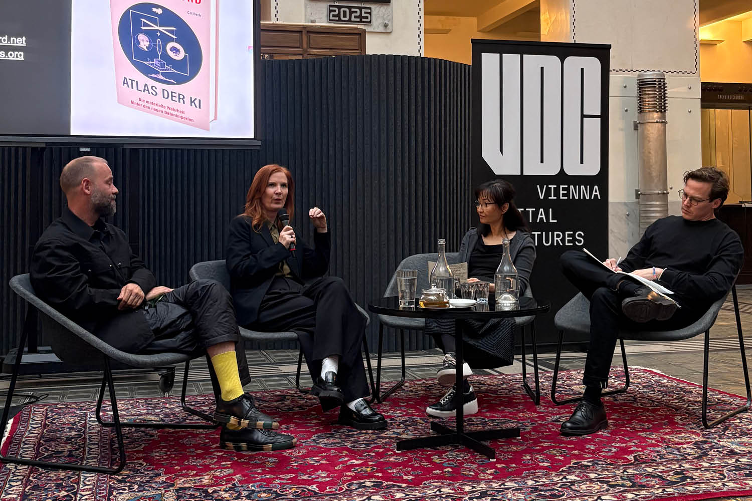 Keynote von Kate Crawford in Dialog mit Clemens Apprich und Wendy Chun